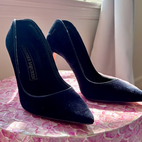 Alexander McQueen - Black Velvet Pumps, Size EU 36 = US 6 - Picture 2 of 5